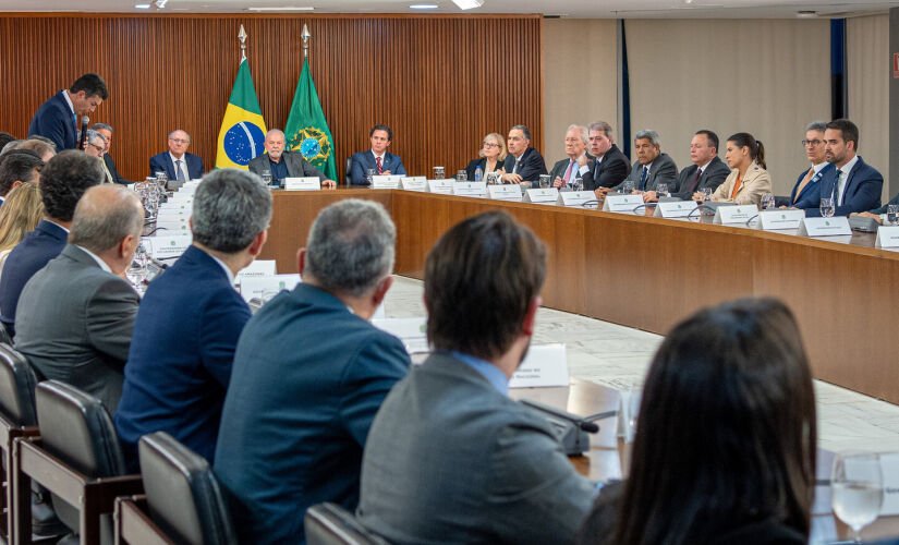 Lula durante reunião com os governadores e representantes dos Três Poderes