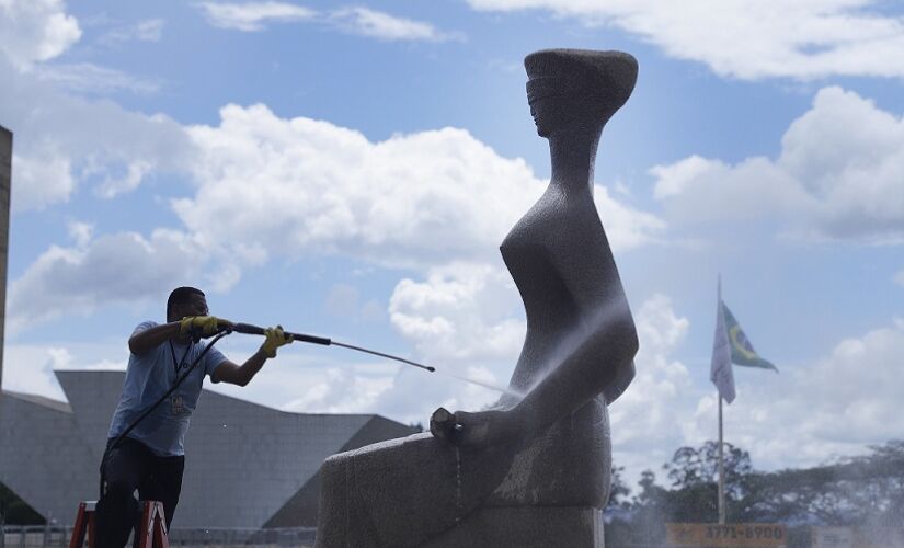 Lavagem da Estátua da Justiça após atos de vandalismo ao prédio do STF