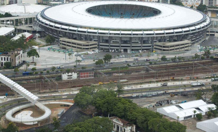 A Avenida Radial Leste circunda o estádio do Maracanã