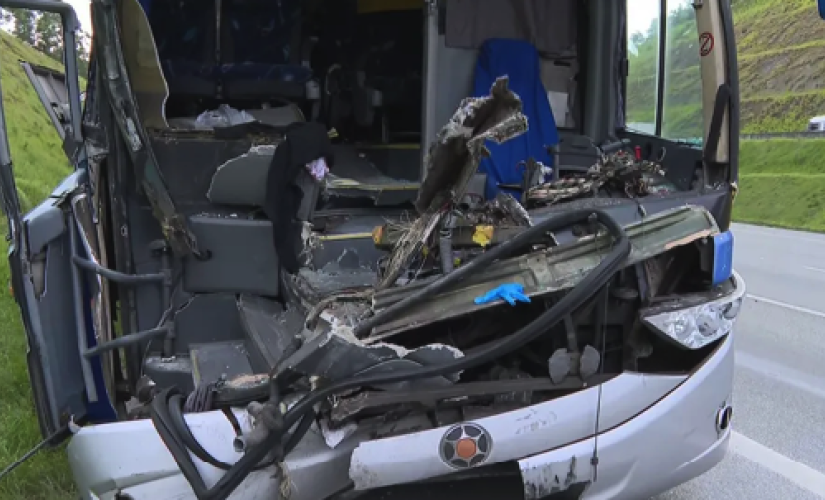 Ônibus ficou completamente destruído após colidir em caminhão na Rodovia dos Bandeirantes, em SP 