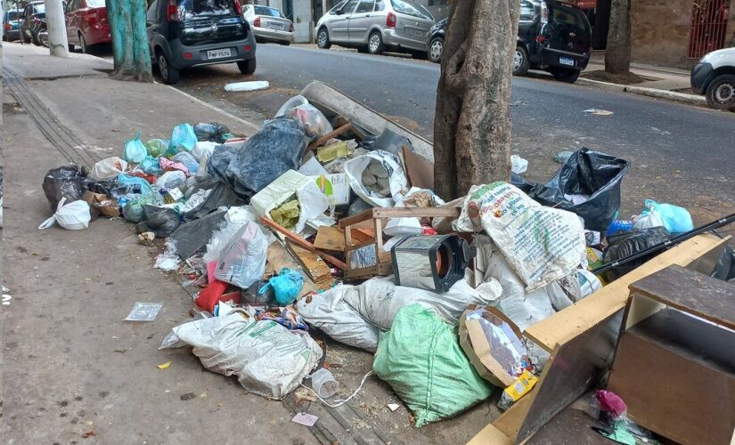 Lixo acumulado na rua 13 de Maio, na Bela Vista