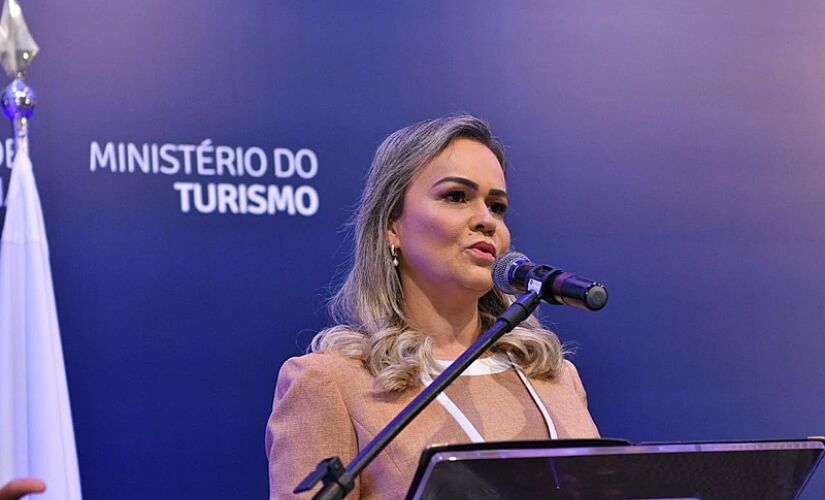 A Ministra do Turismo Daniela Carneiro (União Brasil) mantém vínculos com a família de Juracy Alves Prudêncio, o "Jura", condenado e preso por chefiar milicianos na baixada fluminense.
