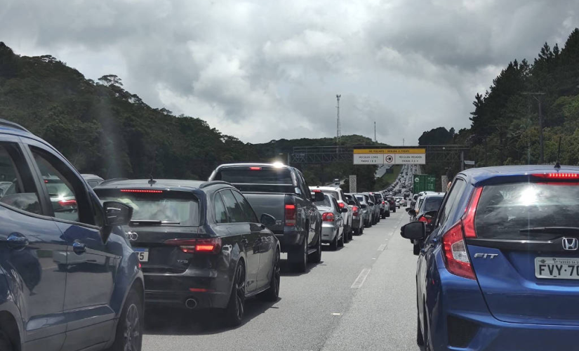 Na rodovia Cônego Domênico Rangoni, sentido Guarujá, o tráfego também segue lento nos km 270 ao km 262