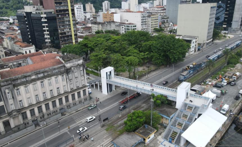 Passarela, com acessibilidade, fica região da alfândega.