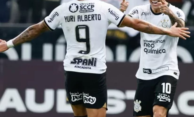 Róger Guedes comemora com Yuri Alberto o segundo gol do Corinthians sobre o Água Santa 