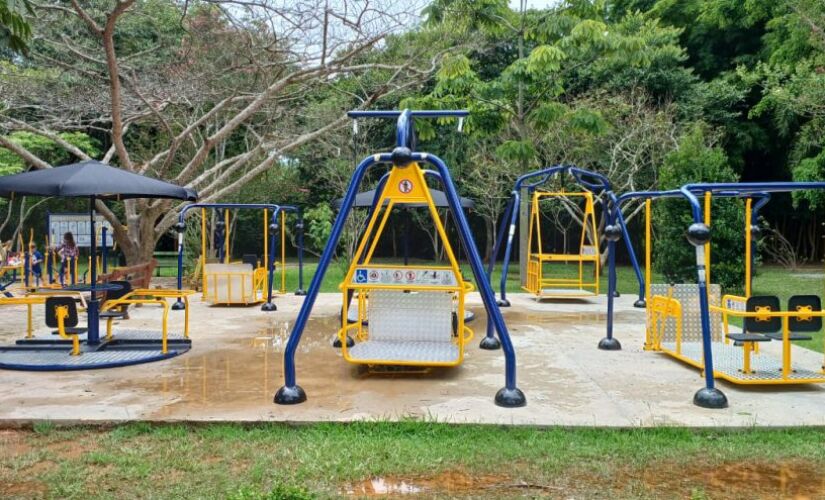 A cidade de Embu das Artes recebeu do programa estadual Cidade Acessível um playground e um veículo adaptados