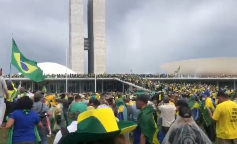 Bolsonaristas radicais  invadem a parte superior e a área interna do Congresso