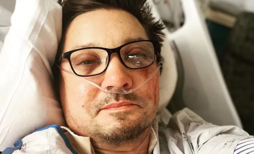 Jeremy Renner publicou uma foto para agradecer pelas mensagens de carinho dos fãs