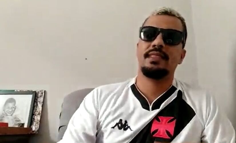 O influenciador João Almirante gravou música em exaltação a Roberto Dinamite