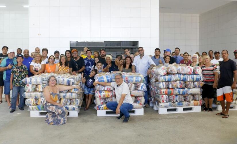 Distribuição de cestas básicas em Itapecerica da Serra.