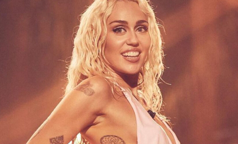 Miley Cyrus cantará o hit "Flowers" no palco do Grammy