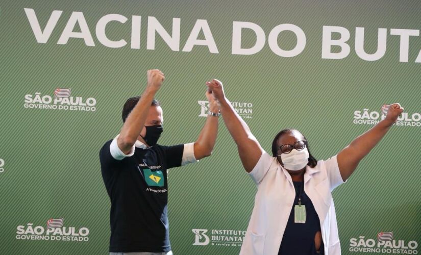 Mônica Calazans celebra, ao lado de Doria, após ter sido vacinada contra a Covid em SP