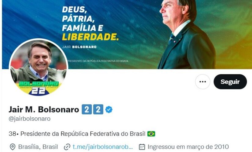 Treze dias depois do fim de seu mandato, o ex-presidente Jair Bolsonaro (PL), retirou da "bio" da sua conta pessoal no Twitter, a informação de que é "Presidente da República Federativa do Brasil".