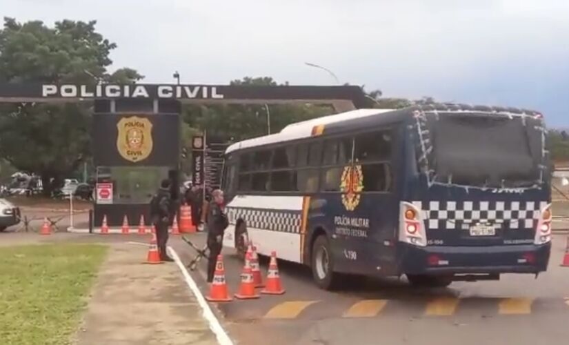 A Polícia Rodoviária Federal apreendeu 30 ônibus de vândalos