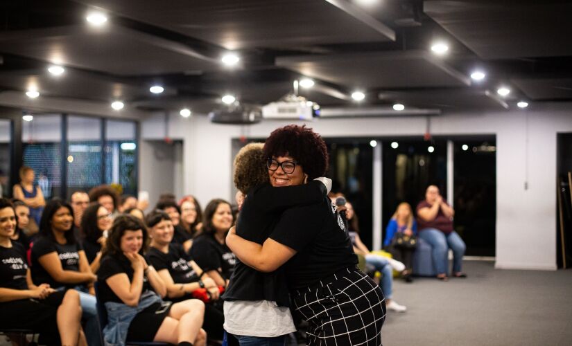 A {reprograma} se trata de uma iniciativa de impacto social que foca em ensinar programação para mulheres em situação de vulnerabilidade social e econômica, priorizando negras, trans e travestis