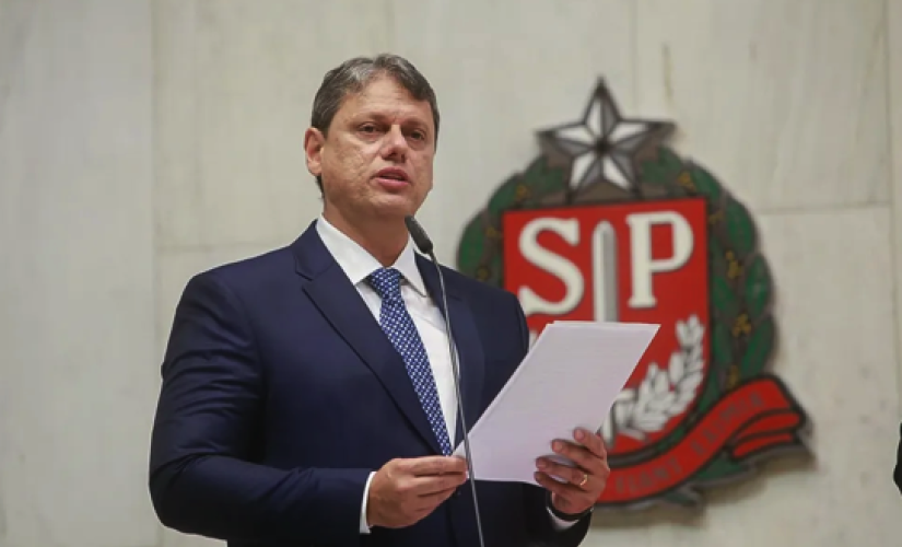 Tarcísio de Freitas (Republicanos) sancionou o projeto de lei 668/2021 que proíbe a exigência de apresentação do comprovante de vacinação contra a Covid-19