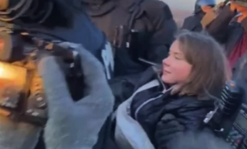 Uma testemunha flagrou a Greta sozinha em um ônibus da polícia após ser presa