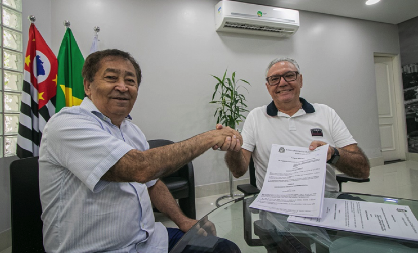 Presidente da Câmara , vereador André Egydio entrega a peça orçamentário ao prefeito Aprígio