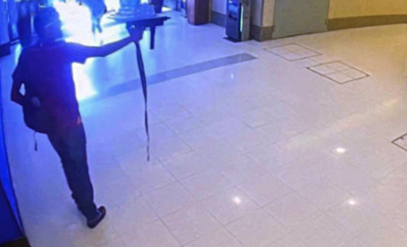 Câmera de segurança mostra homem com arma semelhante a uma metralhadora durante assalto a uma loja de celular em um shopping em Barueri, na região metropolitana de São Paulo, na manhã desta quinta