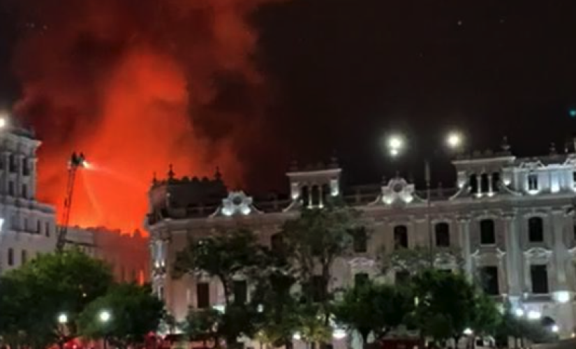 Durante confronto em Lima, manifestantes lançaram pedras arrancadas da calçada contra os agentes e um prédio pegou fogo
