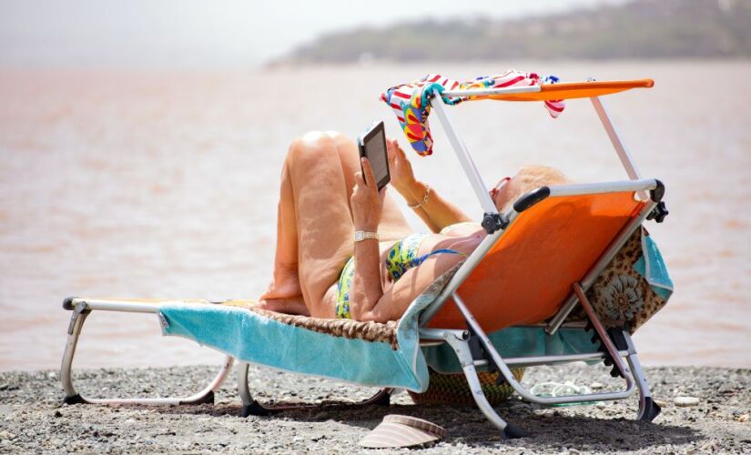 Idosa descansa na praia