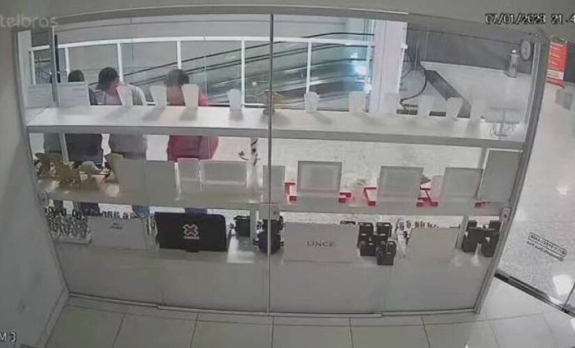 Invasão e furto em joalheria na Grande SP.