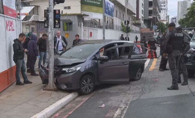 Carro batido em poste na Av. Consolação.