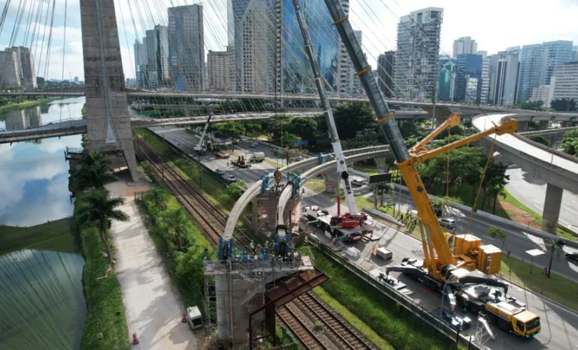 Vigas da Linha 17Ouro do Monotrilho do Metrô de São Paulo em obra na Marginal Pinheiros 