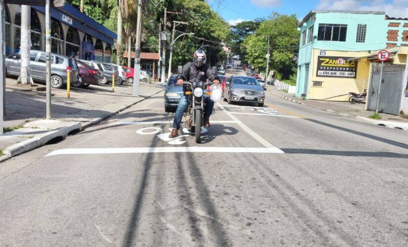 Essa área é delimitada por duas linhas de retenção, destinada exclusivamente à espera de motocicletas, motonetas e ciclomotores, imediatamente à frente da linha de retenção dos demais veículos