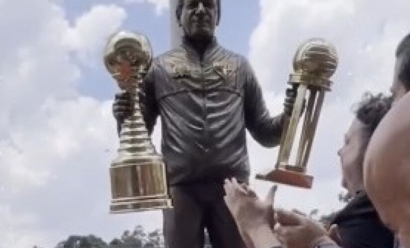 Estátua de Telê Santana foi inaugurada no Morumbi