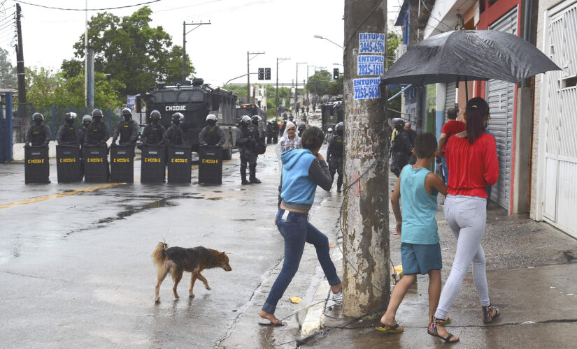 Policiais militares da Tropa de Choque cumprem reintegração de posse da ocupação Colonial, na zona leste da capital paulista  (arquivo)