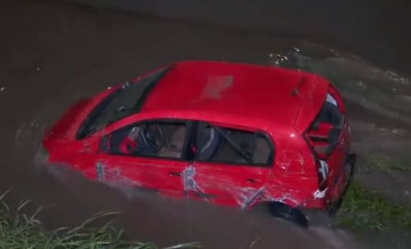 O capotamento ocorreu na avenida Mário Covas Júnior por volta das 21h30