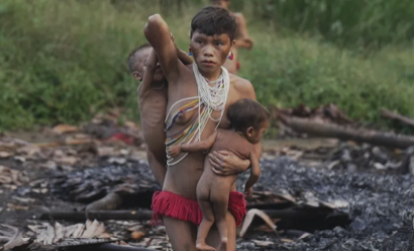 Para cometer os abusos sexuais, os garimpeiros ofereciam comida, além de embriagar as meninas Yanomami, dizem as denúncias