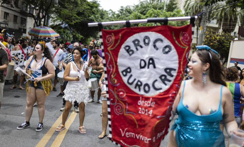 Mesmo com garoa, foliões foram curtir o pré-carnaval paulista