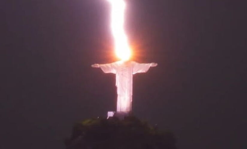 Raio atinge Cristo Redentor no começo da noite de sexta, 10 de fevereiro de 2023