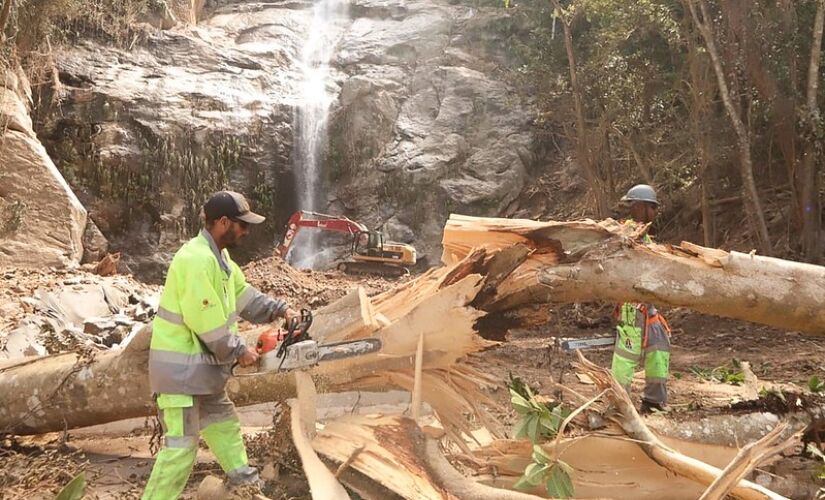 Operários trabalham na limpeza da Rio-Santos após desobstrução total da via