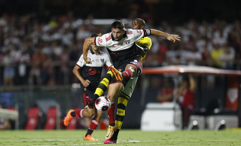 O camisa 9 sofreu a lesão no jogo de sábado contra o São Bernardo, quando imediatamente fez gelo no local.