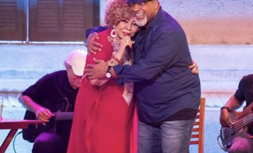 Alcione e Aílton Graça durante a cena da novela Travessia, da Globo 