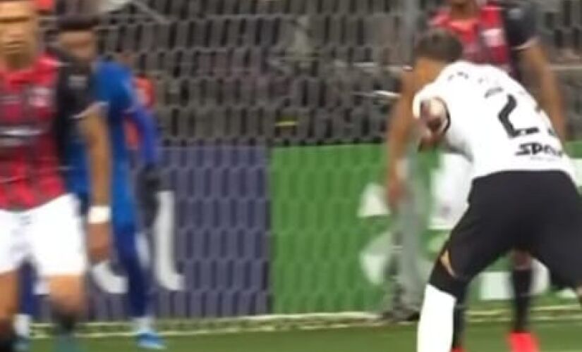 Adson, do Corinthians, se prepara para fazer gol na partida contra o Botafogo-SP