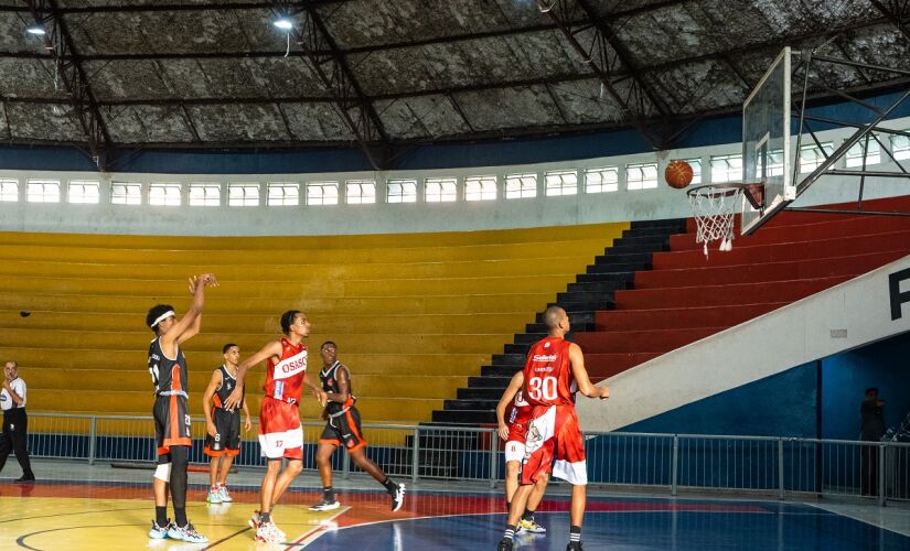 ulas de basquete para jovens entre seis e 17 anos estão com inscrições abertas no Parque Linear da Família Olívio Nóbrega