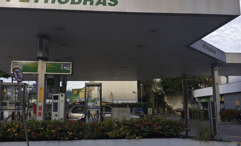 O diesel comprado por motoristas nos postos de combustíveis é resultado de uma mistura de 90% desse diesel A, vendido pela Petrobras, com 10% de biodiesel