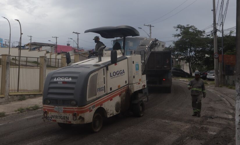 Rua Ernesto Rosa da Fonseca, no Parque Pinheiros, recebe obra de recapeamento asfáltico