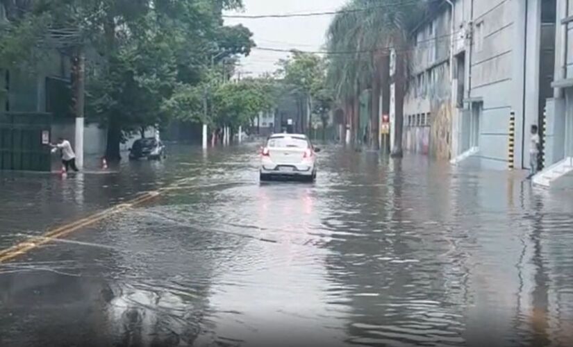 Uma pessoa morre e outra segue desaparecida após a forte chuva que atingiu a Grande São Paulo ontem (7)