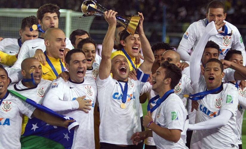 Alessandro comemora com a taça do Mundial de Clubes da Fifa
