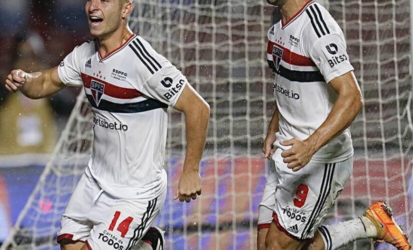 O São Paulo se adaptou melhor ao campo encharcado e venceu o Santos por 3 a 1 neste domingo 