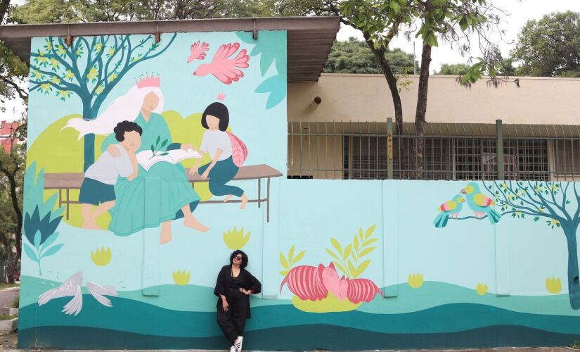 A artista Eva Uviedo em frente ao mural no Cambuci