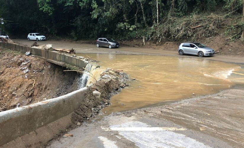 O governador de São Paulo, Tarcísio de Freitas, pediu nesta terça-feira (21) para que os turistas que viajaram para o litoral norte do estado no feriado de carnaval, se possível, retornem às suas cidades