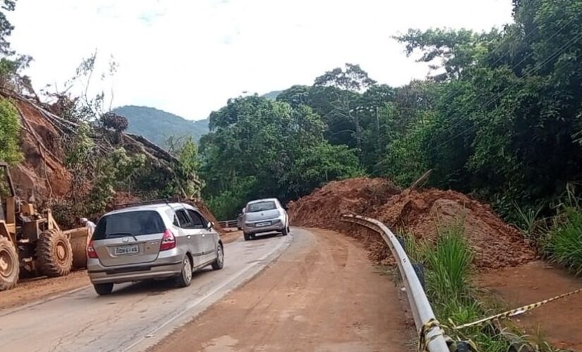 Estradas estão interditadas após fortes chuvas no litoral norte paulista