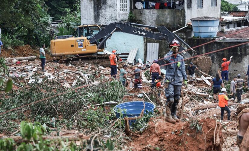 Entre os pontos de alerta que precisam de atenção estão a descida de água barrenta dos morros, postes e árvores inclinados, taludes deslizando e rachaduras