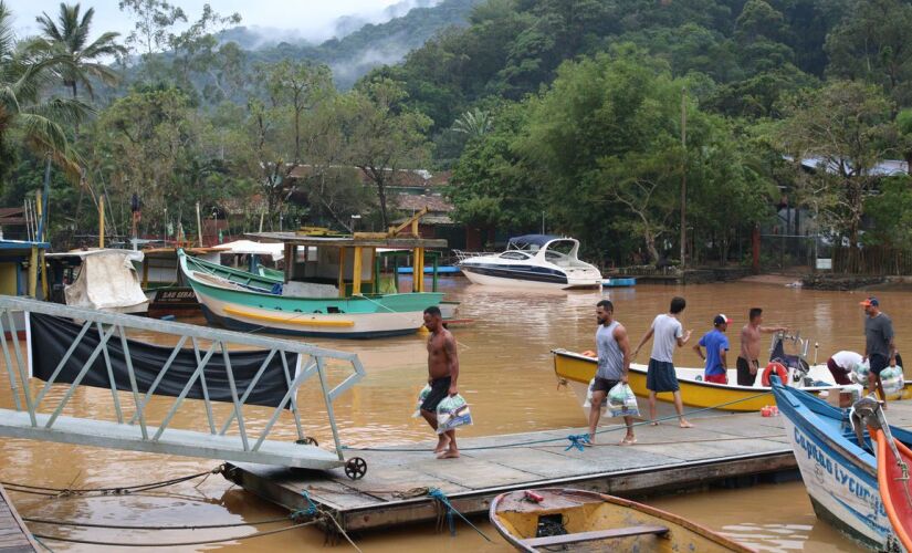 Os pescadores, organizados na associação local, também levam mantimentos para as comunidades que sofreram mais com o desastre